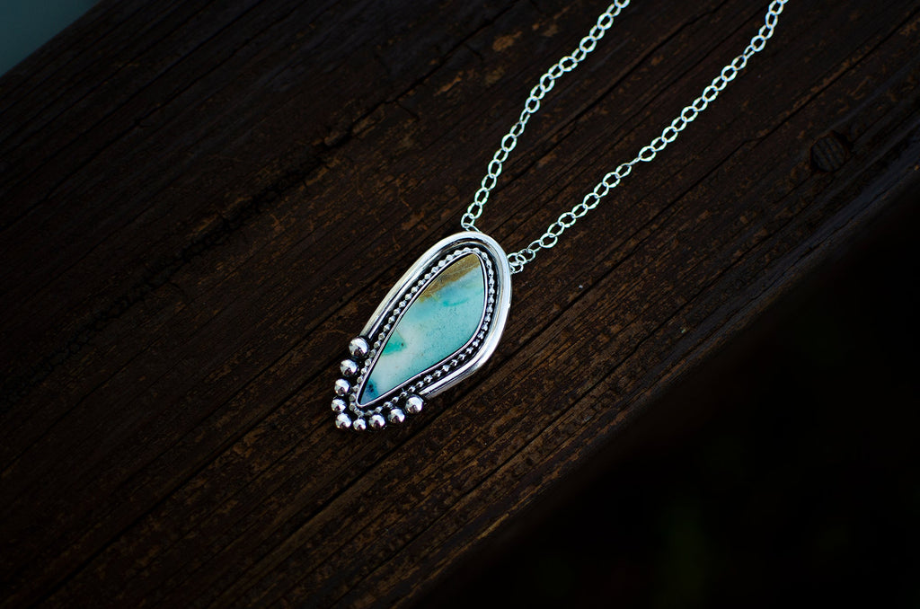 Pendentif en bois opalisé