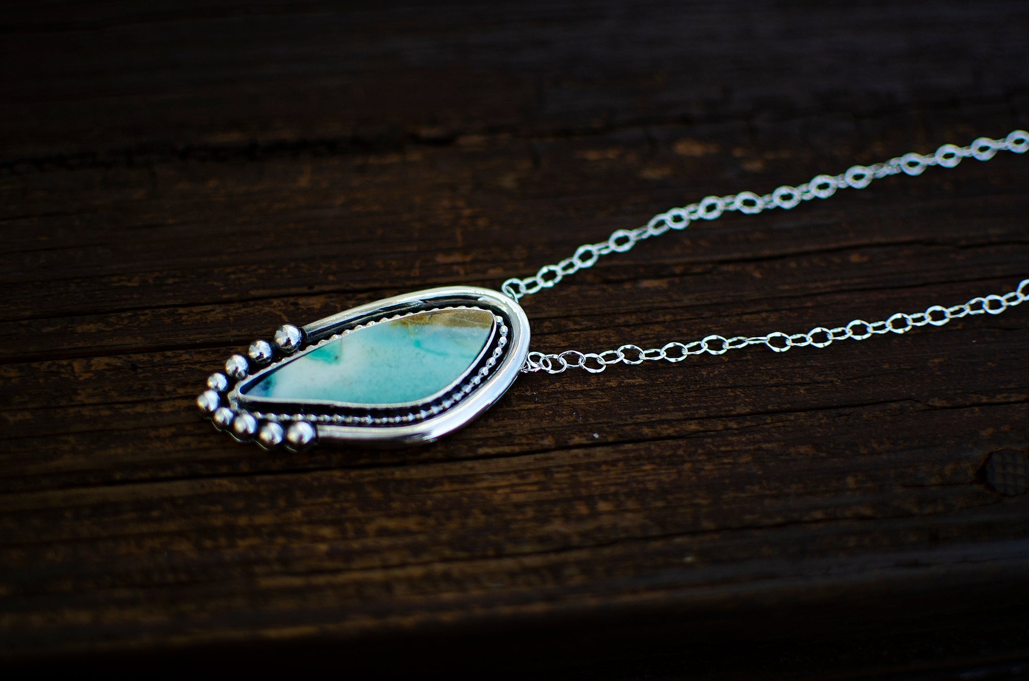 Pendentif en bois opalisé