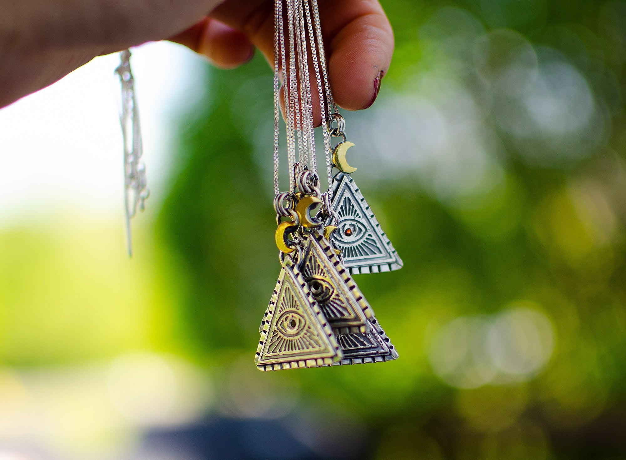 Pendentif fait main Œil et grenat
