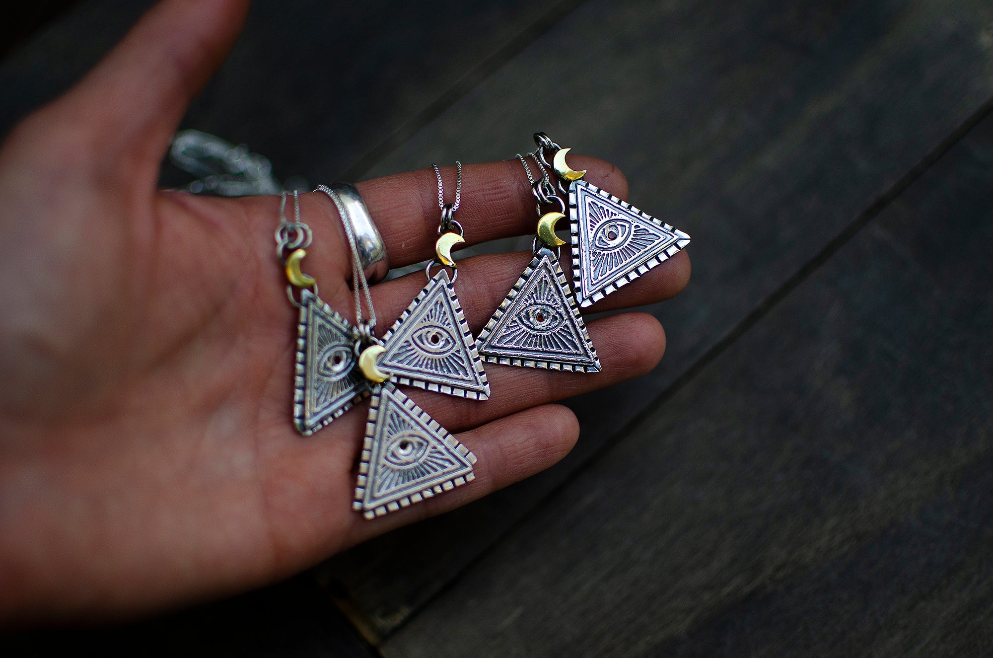 Pendentif fait main Œil et grenat