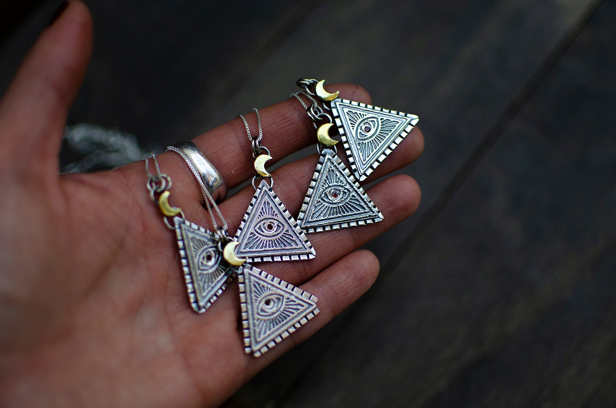 Pendentif fait main Œil et grenat