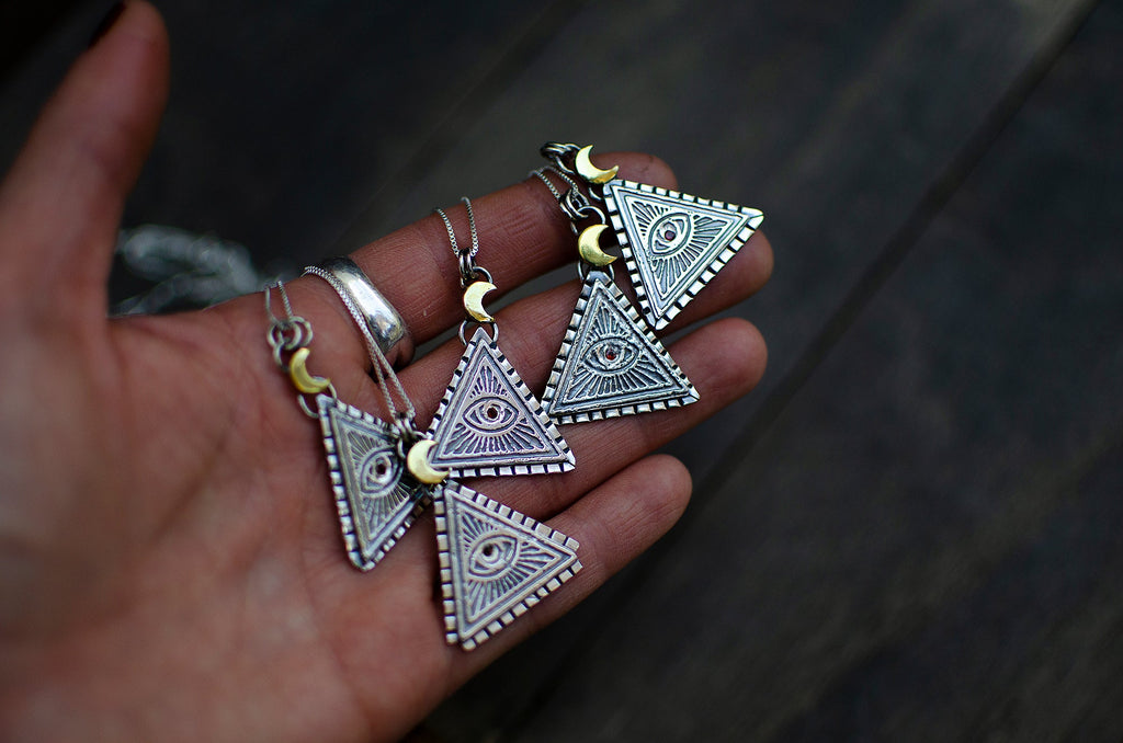 Pendentif fait main Œil et grenat