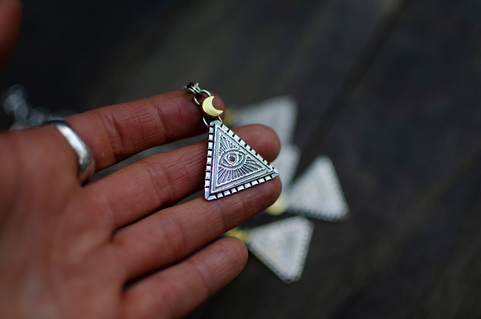 Pendentif fait main Œil et grenat