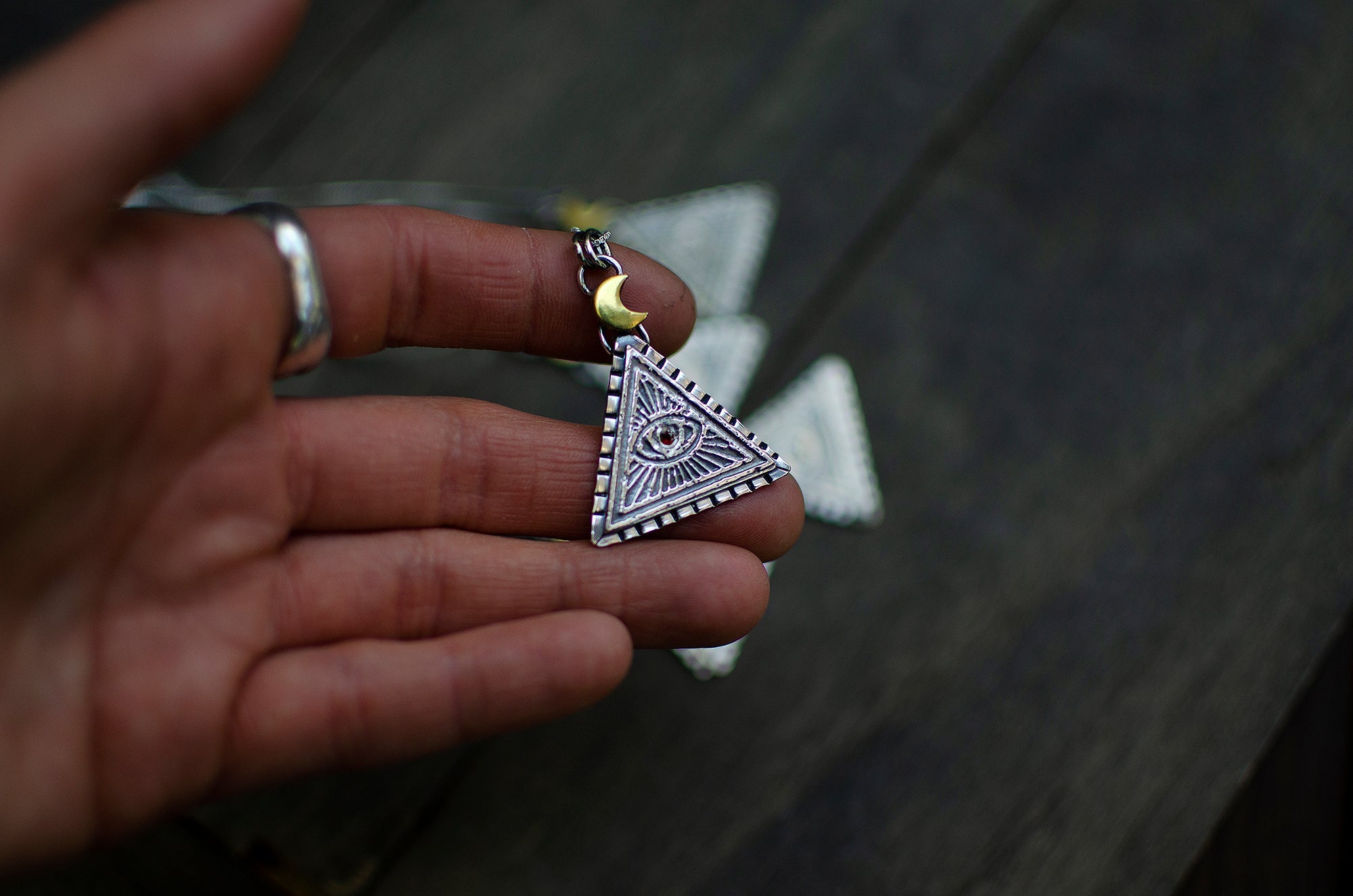 Pendentif fait main Œil et grenat