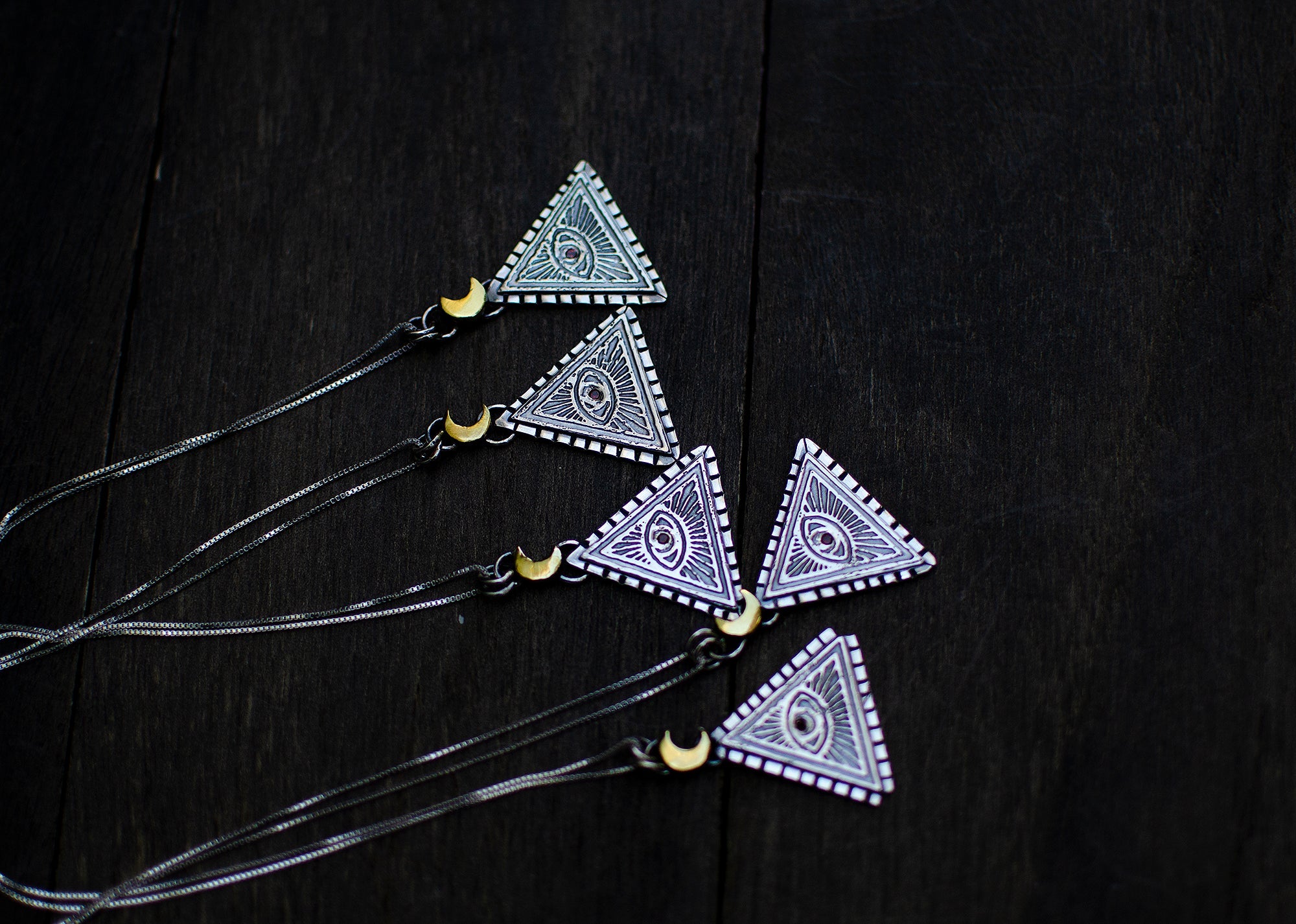Pendentif fait main Œil et grenat