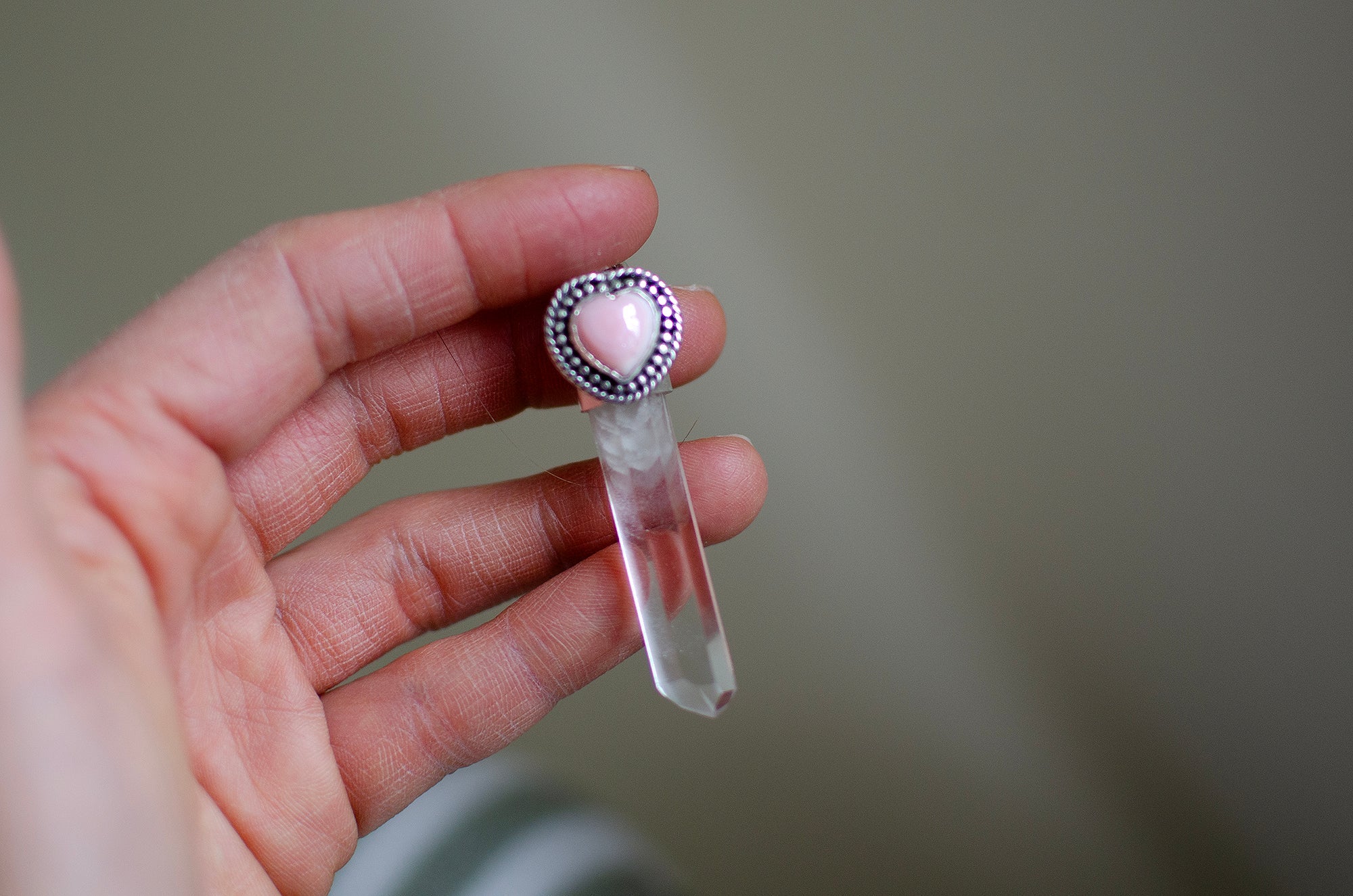 Pendentif cœur en coquillage Conque et quartz fantôme