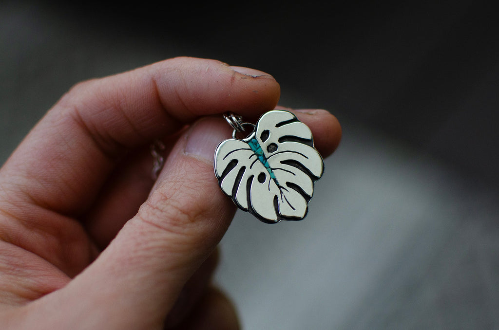 Pendentif feuille de Monstera avec incrustation de turquoise