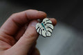 Pendentif feuille de Monstera avec incrustation de turquoise