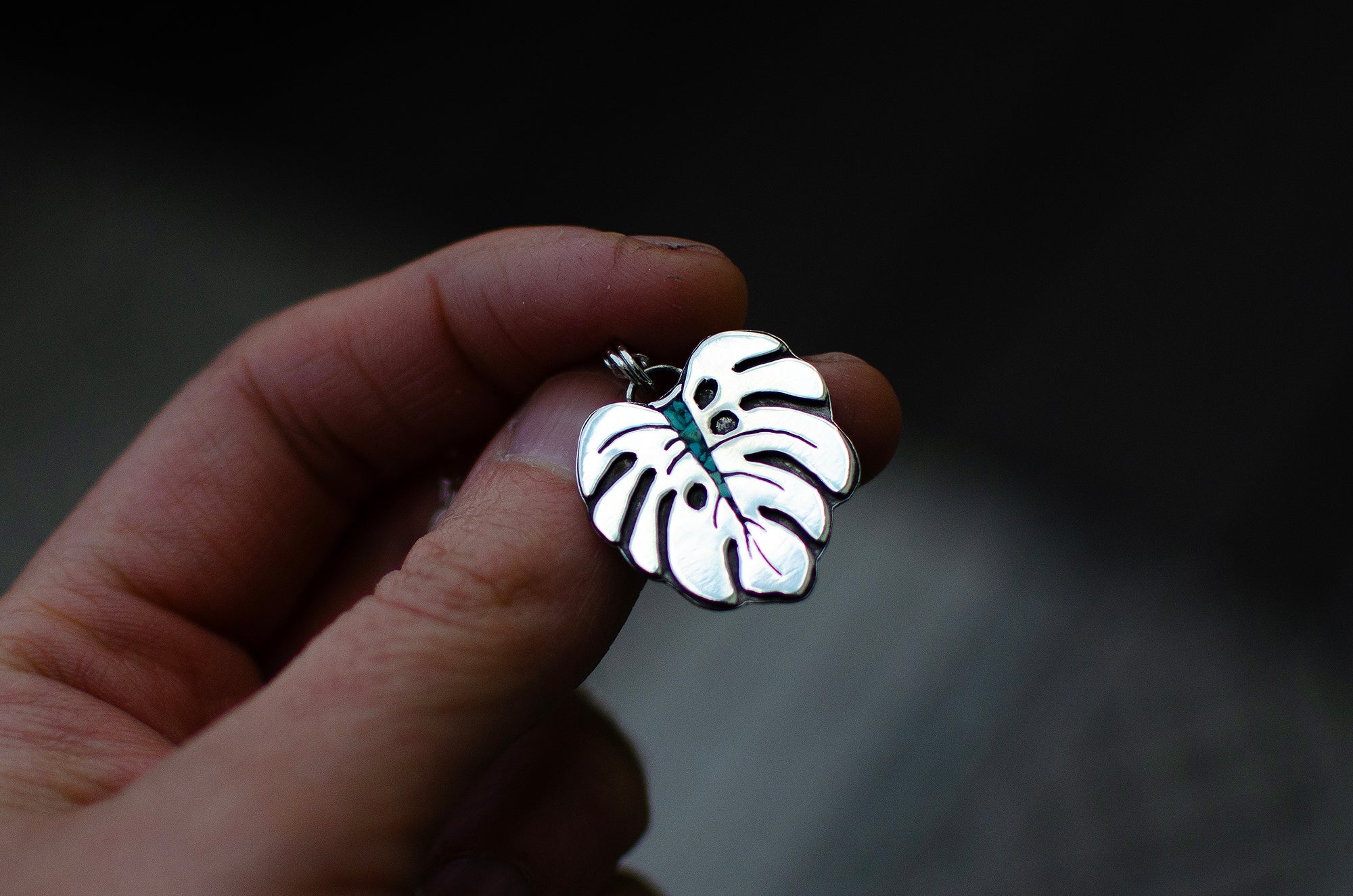 Pendentif feuille de Monstera avec incrustation de turquoise