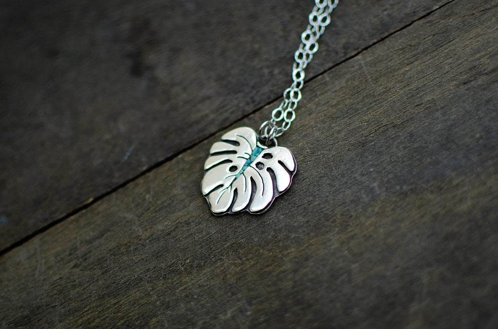 Pendentif feuille de Monstera avec incrustation de turquoise