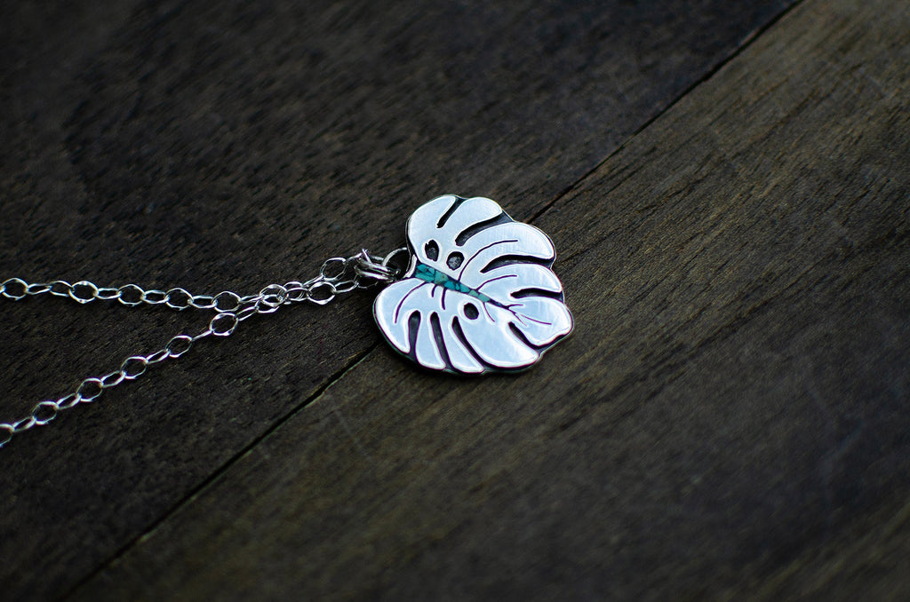 Pendentif feuille de Monstera avec incrustation de turquoise