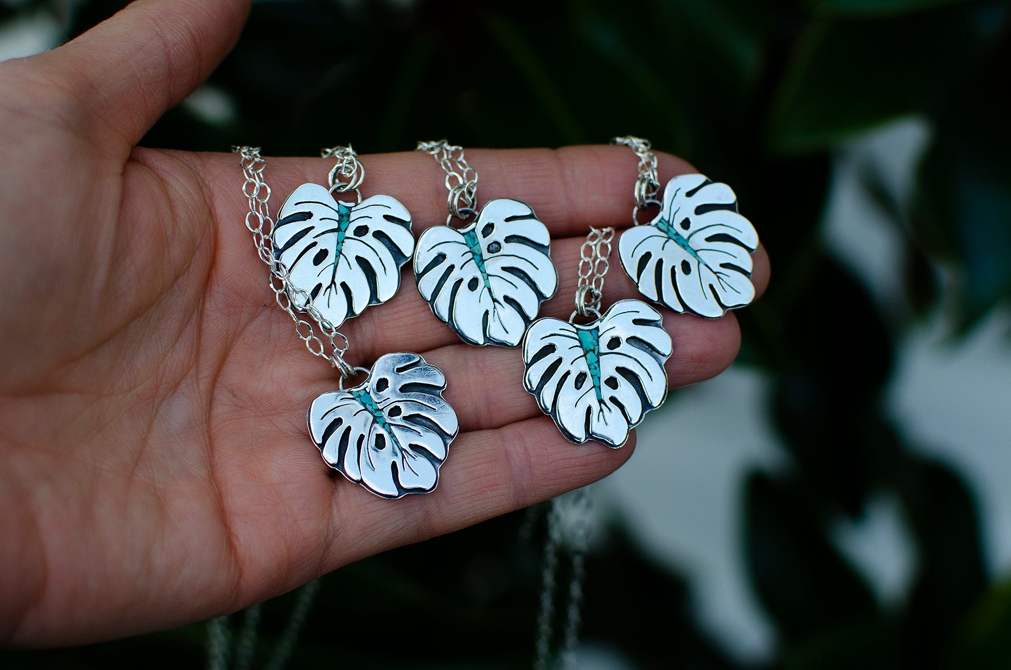 Pendentif feuille de Monstera avec incrustation de turquoise