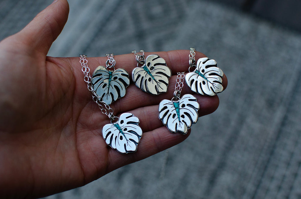 Pendentif feuille de Monstera avec incrustation de turquoise