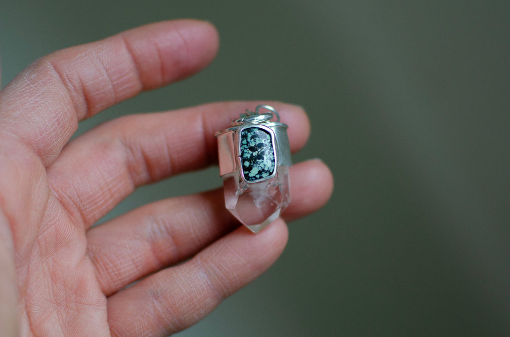 Pendentif r en variscite et quartz fantôme