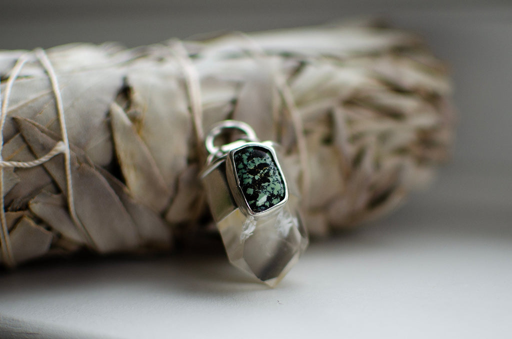 Pendentif r en variscite et quartz fantôme