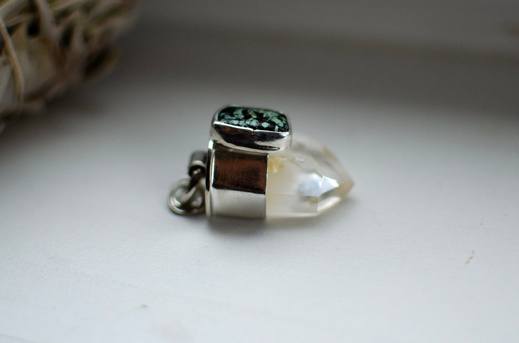 Pendentif r en variscite et quartz fantôme