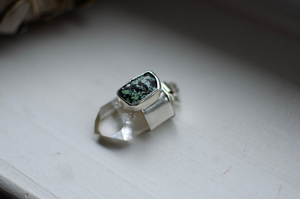 Pendentif r en variscite et quartz fantôme